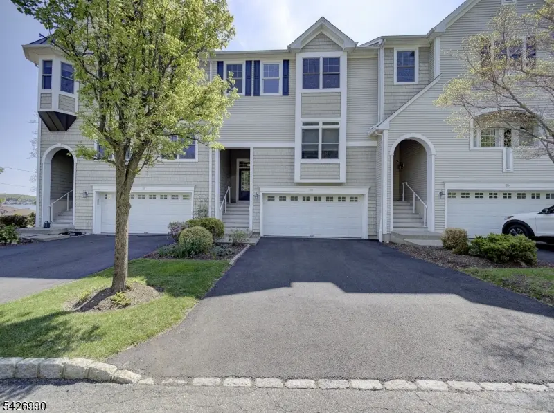 33 Catamaran Ct, Mount Arlington Boro, NJ 07856