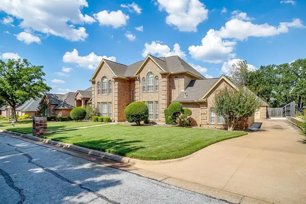 2801 Pomponessett Drive, Arlington, TX 76001