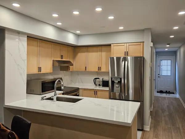 285 Antibes DR #11, Toronto C07, ON M2R 3X9