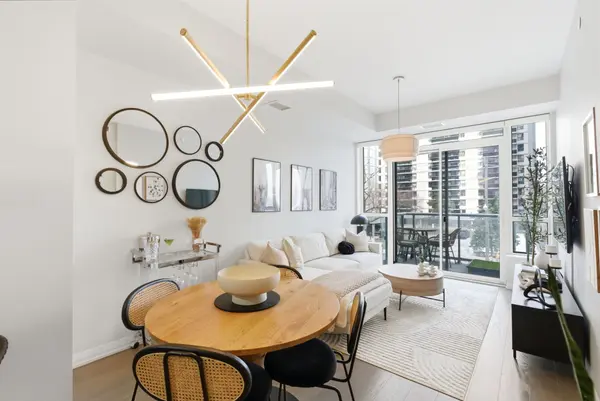 101 Erskine AVE #217, Toronto C10, ON M4P 1Y5