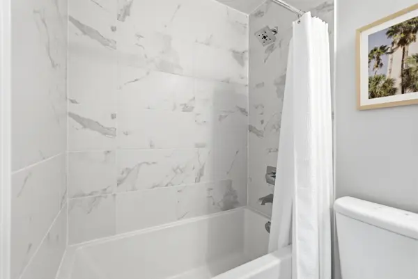 101 Erskine AVE #217, Toronto C10, ON M4P 1Y5