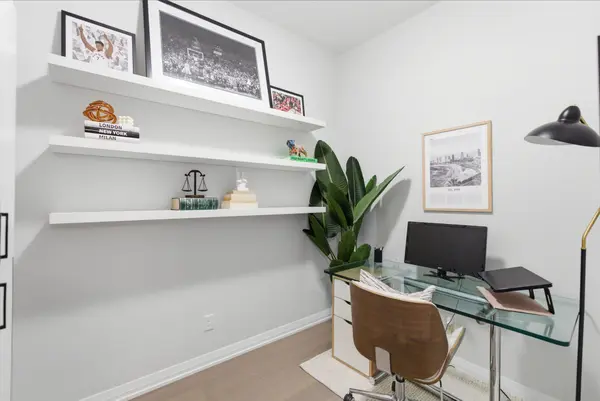 101 Erskine AVE #217, Toronto C10, ON M4P 1Y5