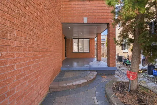 27 Mcinnes CRES, Toronto E11, ON M1B 5E9