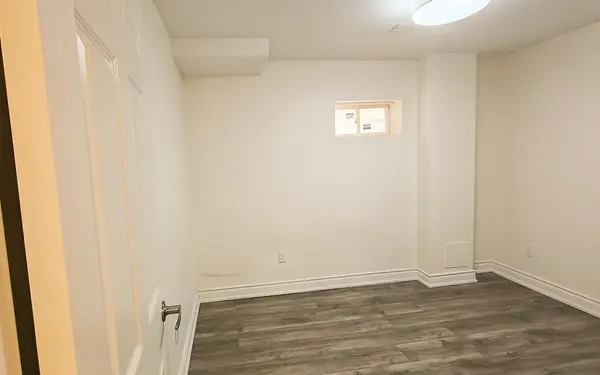 6 Reynolds CRES #Basement, Aurora, ON L4G 7X7