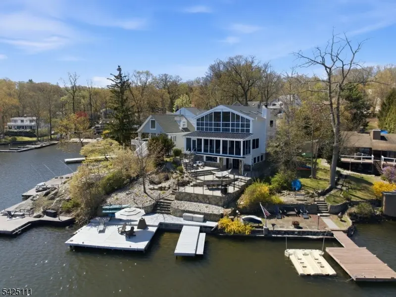 105 Maxim Dr, Hopatcong Boro, NJ 07843