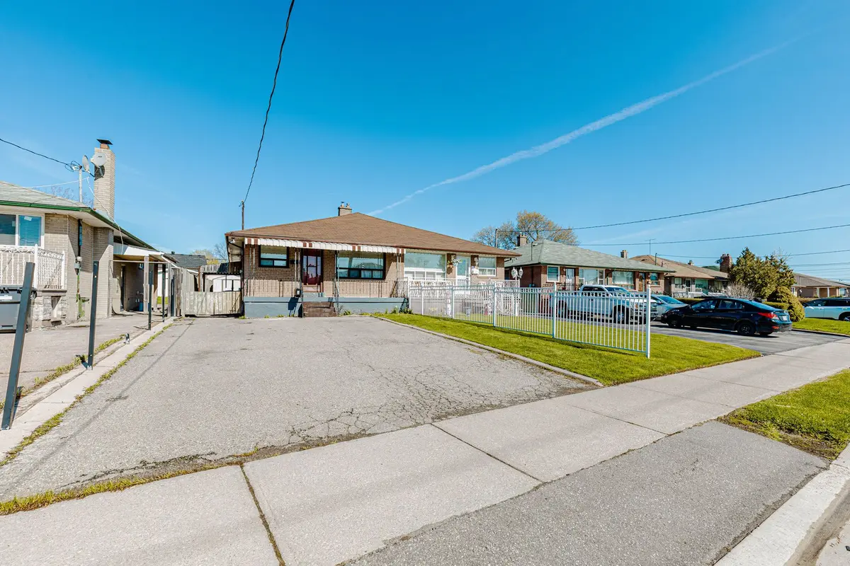 8 Dean ST N, Brampton, ON L6W 1M6