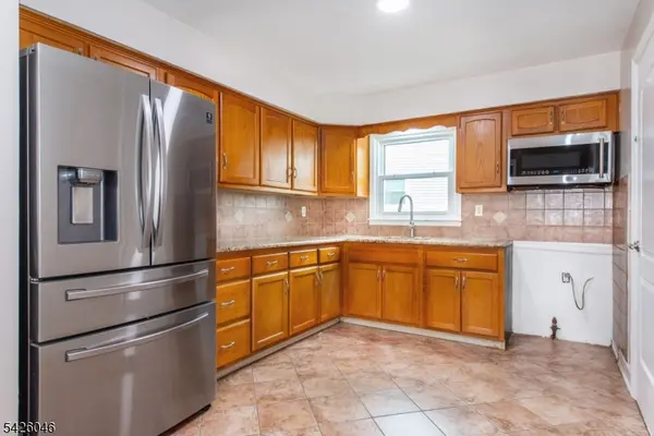 5 Garden Dr, Elmwood Park Boro, NJ 07407