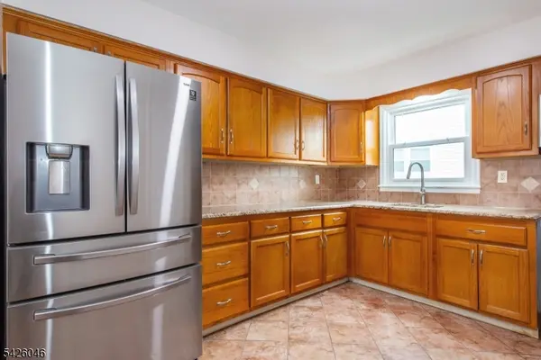 5 Garden Dr, Elmwood Park Boro, NJ 07407