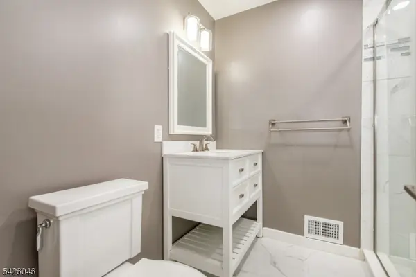 5 Garden Dr, Elmwood Park Boro, NJ 07407