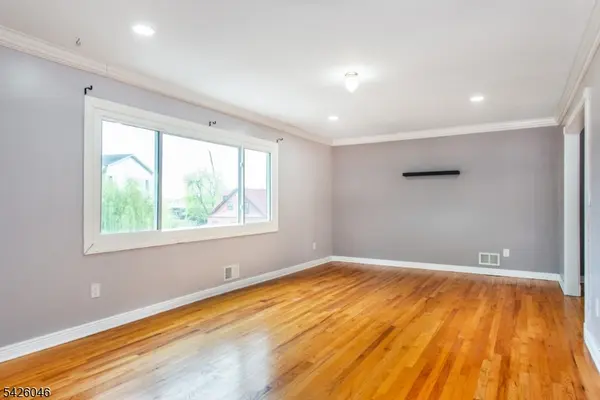 5 Garden Dr, Elmwood Park Boro, NJ 07407