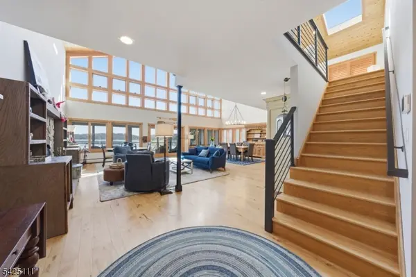 105 Maxim Dr, Hopatcong Boro, NJ 07843