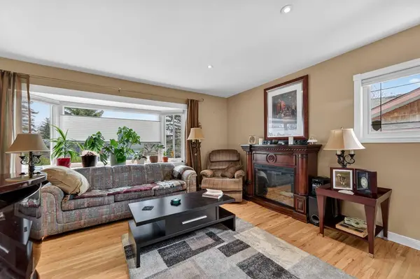 2023 Glenwood DR SW, Calgary, AB T3E 3Y7