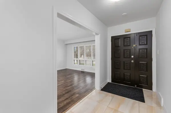 16 Faith AVE, Toronto C06, ON M3H 1W3