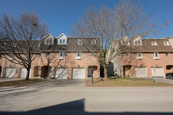 39 Lightfoot PL, Kanata, ON K2L 3M6