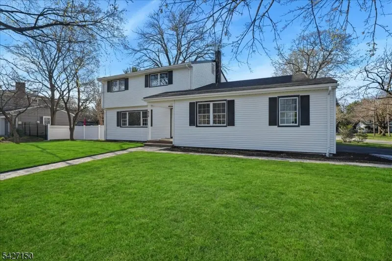 56 Manor Rd, Harrington Park Boro, NJ 07640