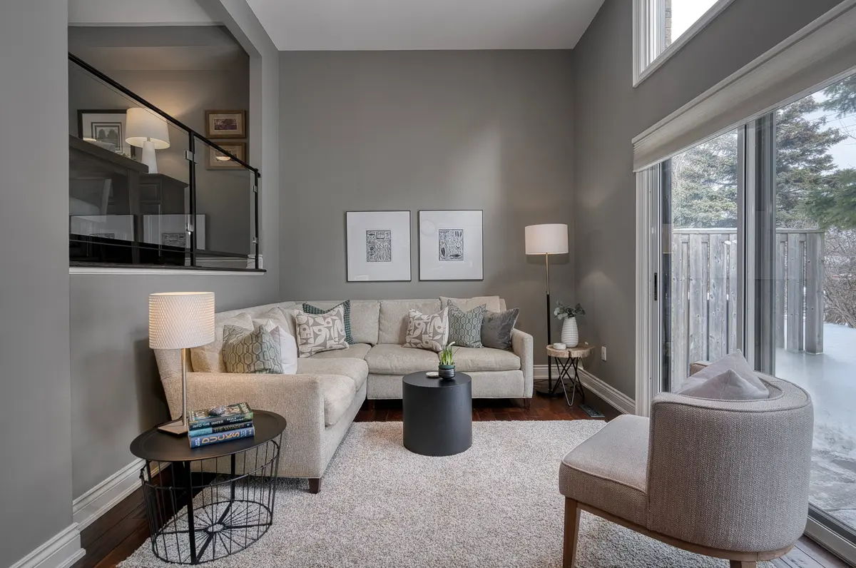 4 Bradbrook RD #1, Toronto W08, ON M8Z 5V3