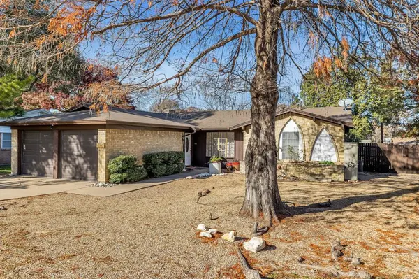 2012 York Drive, Edgecliff Village, TX 76134