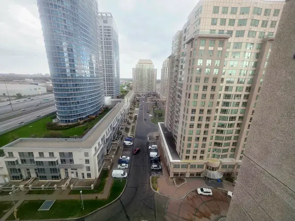 18 Lee Centre DR #1705, Toronto E09, ON M1H 3H5