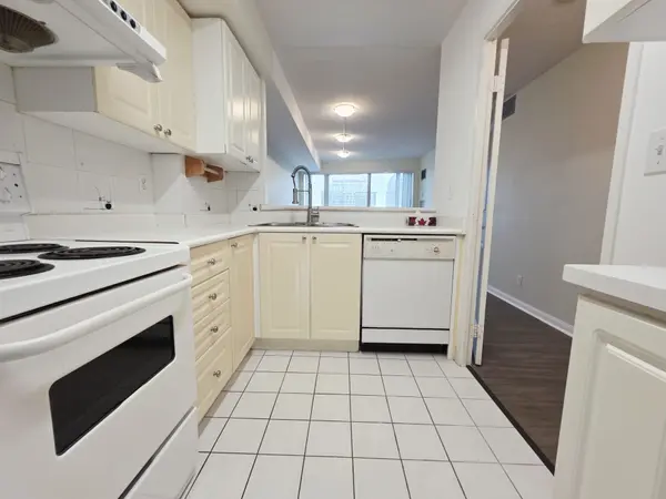 18 Lee Centre DR #1705, Toronto E09, ON M1H 3H5