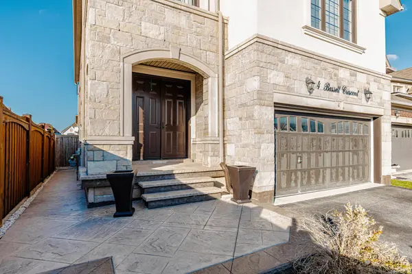 4 Bassett CRES, Brampton, ON L6X 5G2