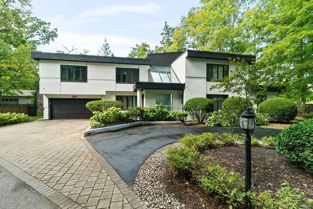 988 Tennyson AVE, Mississauga, ON L5H 2Z1