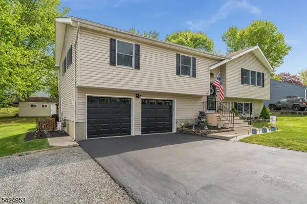64 Stonehenge Dr, Lopatcong Twp., NJ 08865