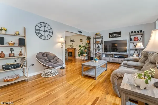 64 Stonehenge Dr, Lopatcong Twp., NJ 08865