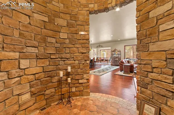 1429 Gore CIR, Larkspur, CO 80118