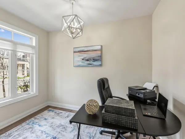 9 Clutterbuck LN, Ajax, ON L1T 0N6