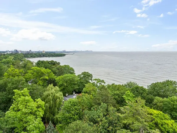 988 Tennyson AVE, Mississauga, ON L5H 2Z1