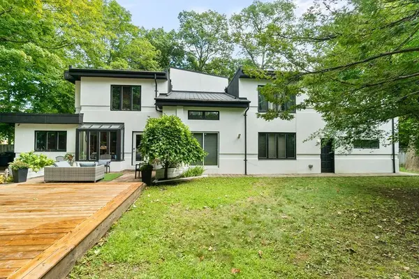 988 Tennyson AVE, Mississauga, ON L5H 2Z1