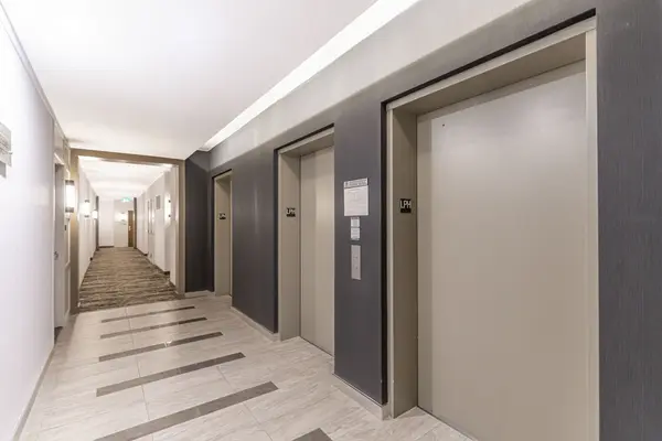 1055 Southdown RD #LPH02, Mississauga, ON L5J 0A3