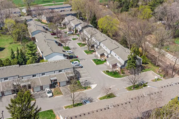 457 Woodview RD #4, Burlington, ON L7N 2Z9