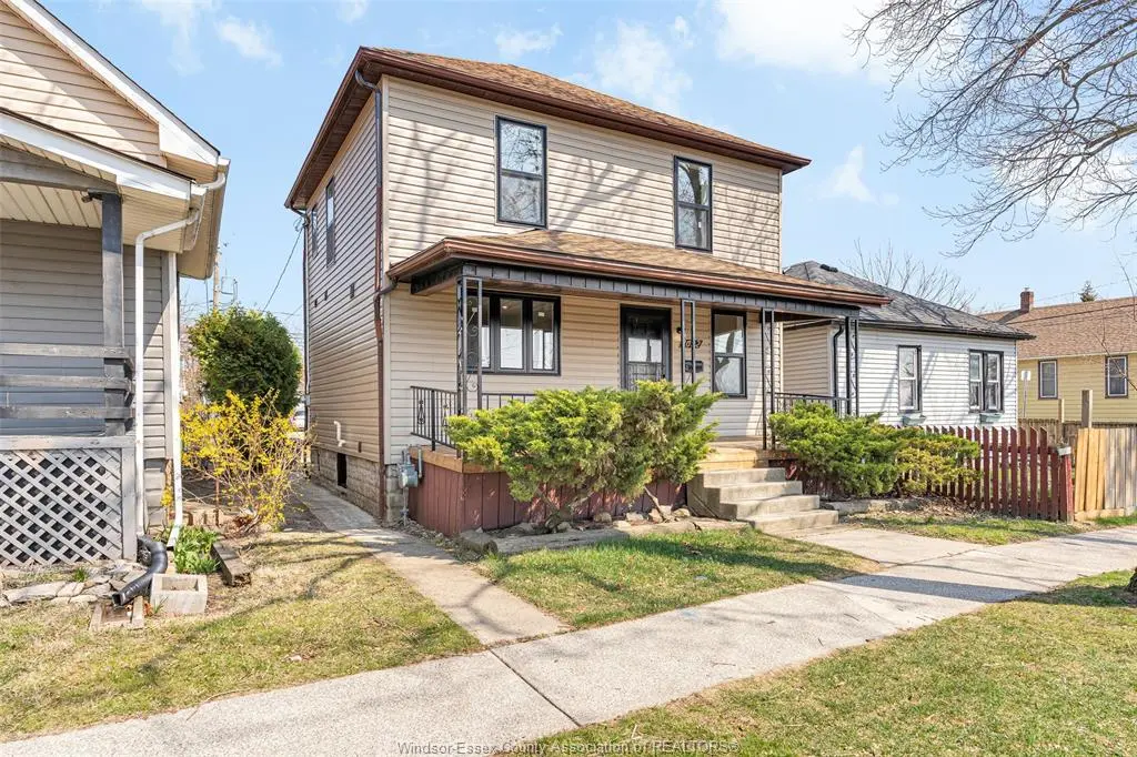 1092 ST. LUKE, Windsor, ON N8Y 3M8
