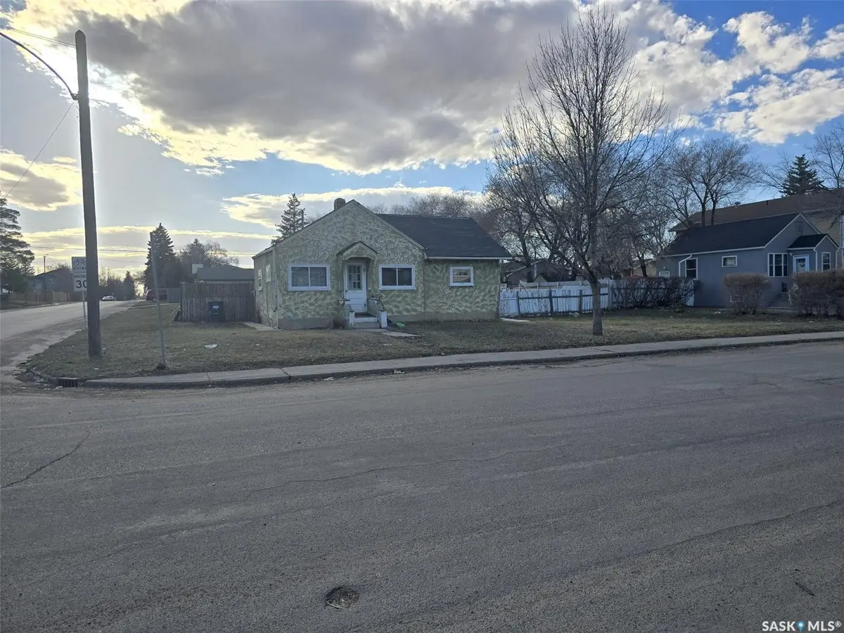 201 R AVENUE N, Saskatoon, SK S7L 2Y6