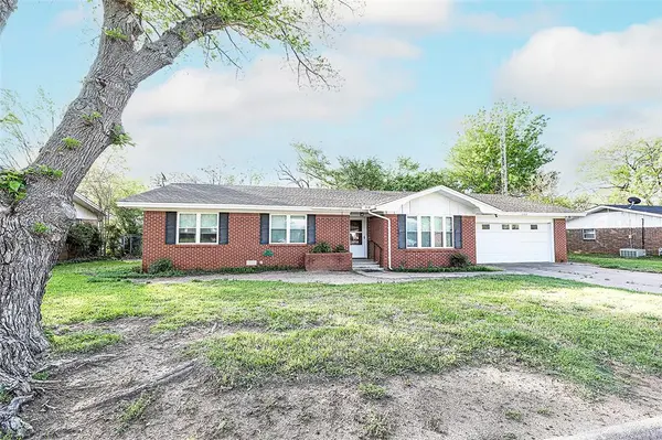 1209 Pebble Street, Bowie, TX 76230