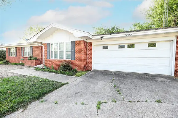 1209 Pebble Street, Bowie, TX 76230