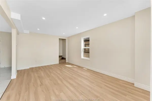 1092 ST. LUKE, Windsor, ON N8Y 3M8