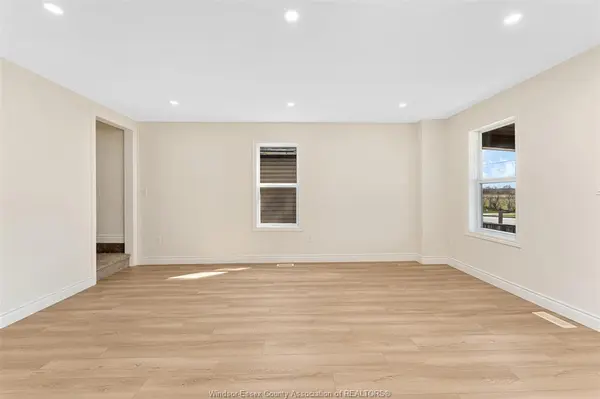 1092 ST. LUKE, Windsor, ON N8Y 3M8