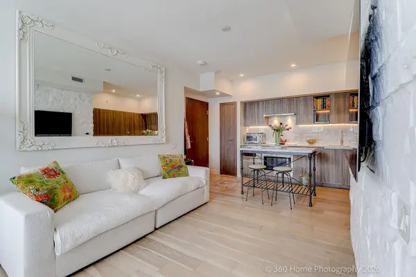 17 Bathurst ST #1215, Toronto C01, ON M5V 0N1