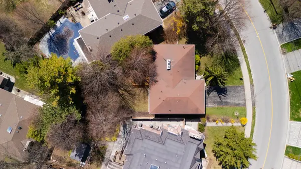 9 Hawksbury DR, Toronto C15, ON M2K 1M2