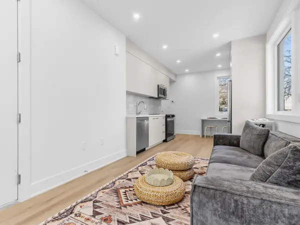 45 Bellevue AVE #6b, Toronto C01, ON M5T 2N5