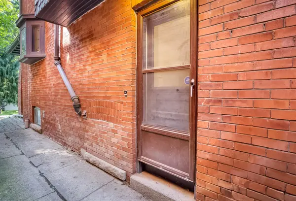 146 Madison AVE #Lower, Toronto C02, ON M5R 2S5