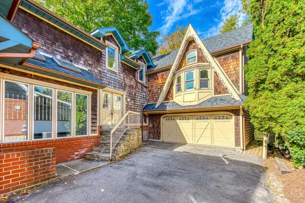 435 Maple AVE, Oakville, ON L6J 2J2