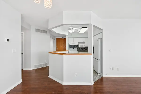 208 Silvercreek Pkwy N #306, Guelph, ON N1H 8H2