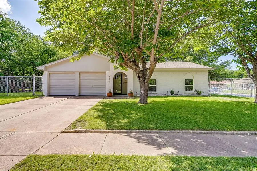 900 Vaughn Drive, Burleson, TX 76028