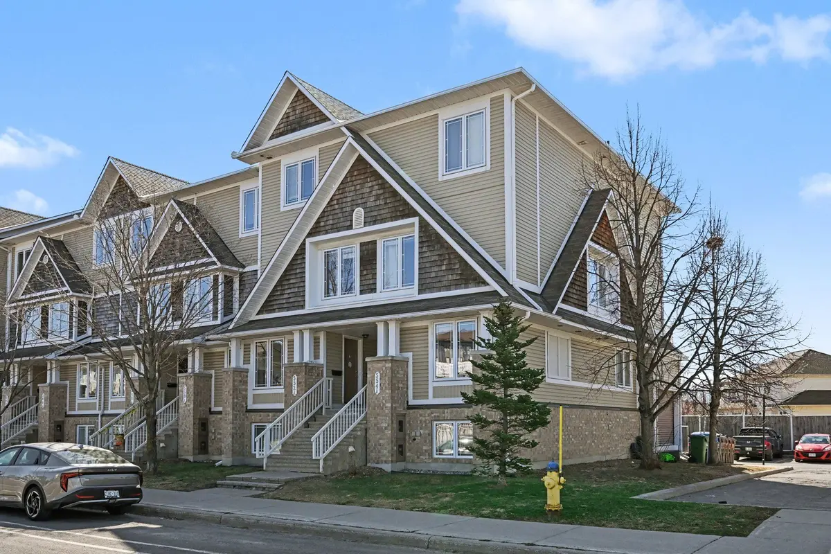 554 CHAPMAN MILLS DR #A, Barrhaven, ON K2J 0J2