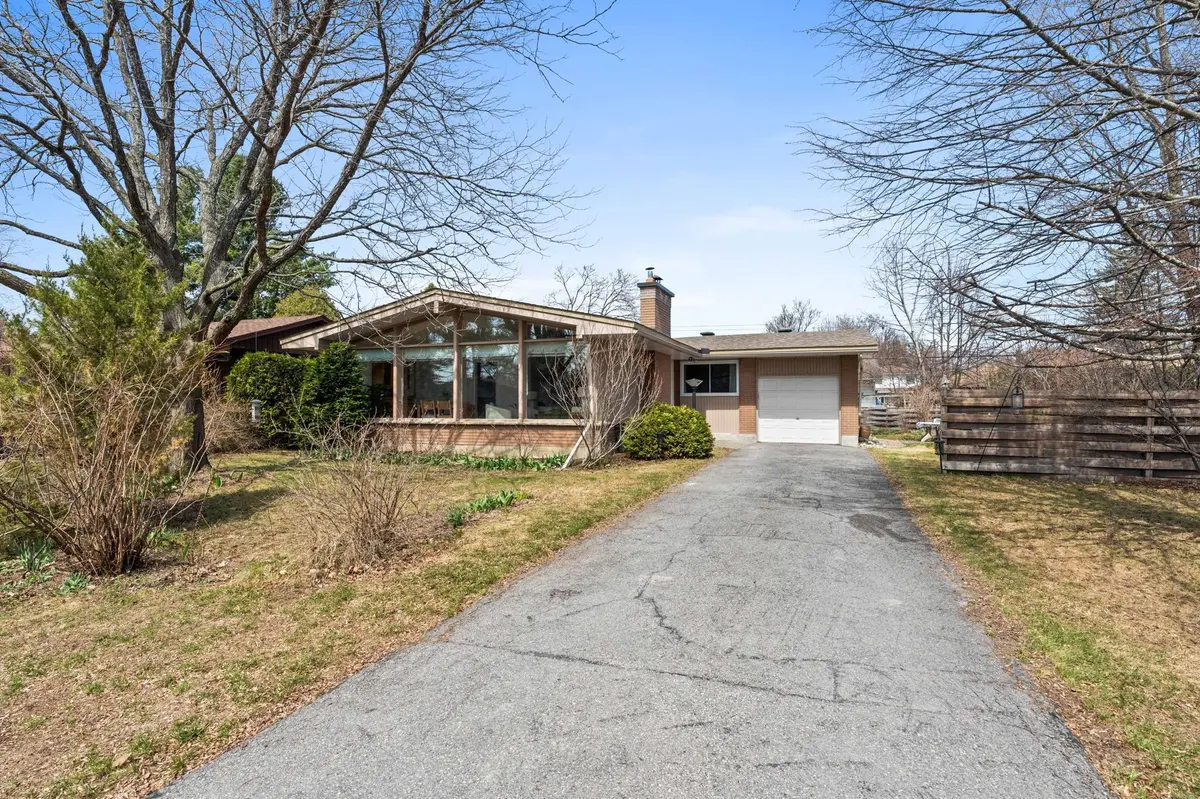 54 Evergreen DR, Bells Corners And South To Fallowfield, ON K2H 6C9