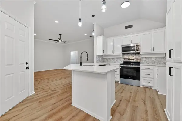 127 Port O Call Court, Runaway Bay, TX 76426