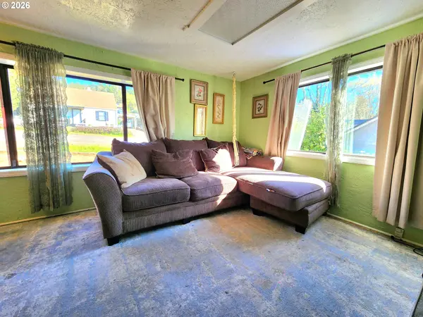 328 E FIFTH AVE, Sutherlin, OR 97479